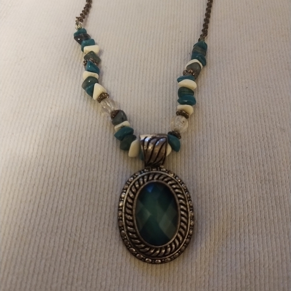 Vintage jewelry lot w/Avon necklaces - Picture 8 of 9